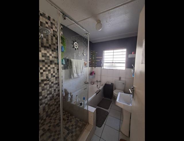 2 bed property to rent in MARAIS STEYN PARK